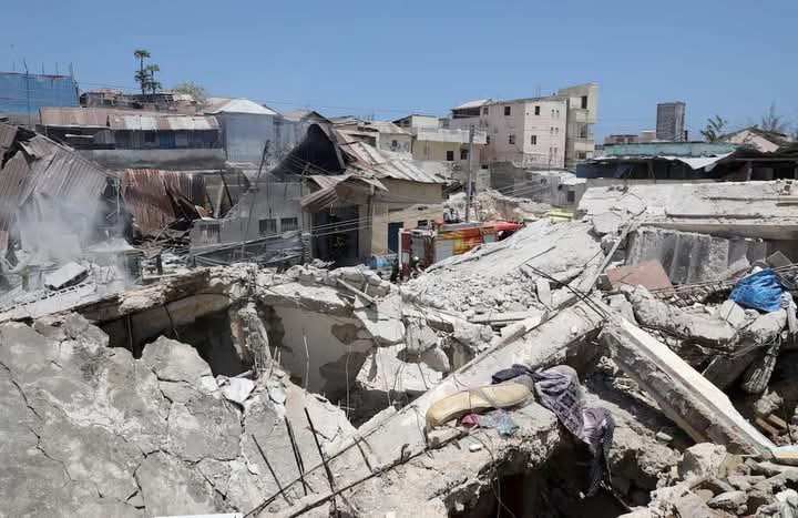 RAbdiAnalyst's tweet image. Somali media posting more images of this morning&apos;s bomb blast scene in Mogadishu.

The bomb targeted at Somali president&apos;s convey brought down roadside multi-storey buildings. It was remote controlled. Area is about half a kilometre away from Presidency at Villa Somalia.…