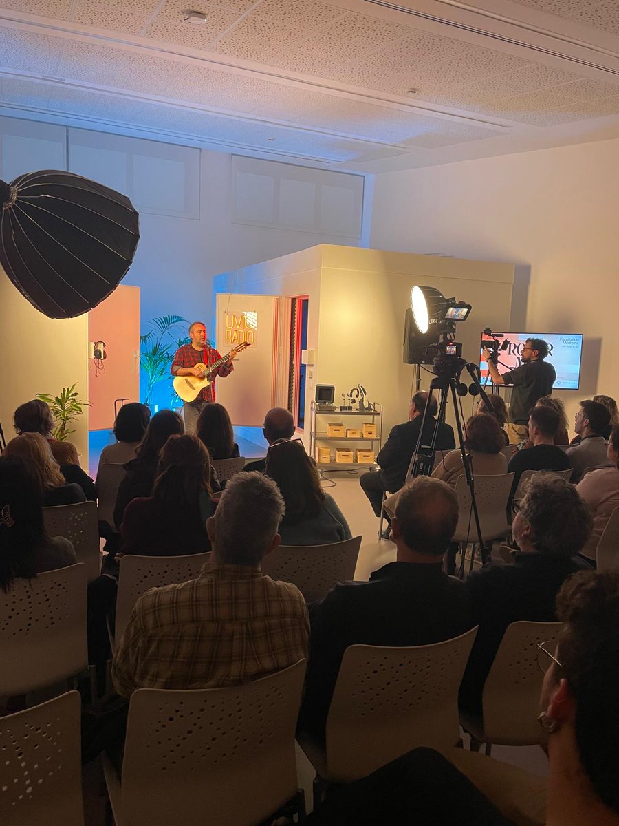 🎶 Escoltant la  #UVicRàdioSession núm. 5 amb <a href="/RogerMasOficial/">ROGER MAS</a> a <a href="/u_medicina/">Facultat de Medicina UVic-UCC</a>