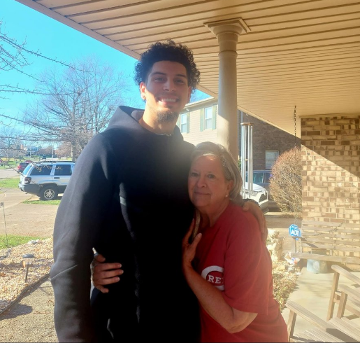 Imagine answering a knock at your door and there's Koby Brea on your front porch, unexpected. 

It happened to Debbie in Lexington the day after her birthday and Selection Sunday.

"Why would Brea be on my front porch?? Why?"

on3.com/teams/kentucky…