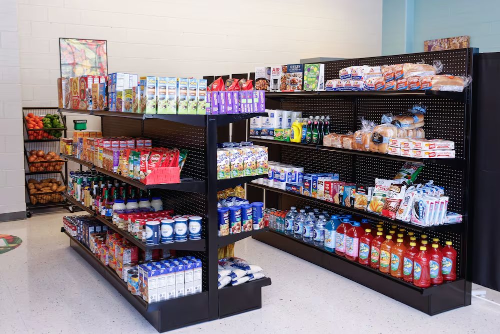 GAFollowers's tweet image. Martin Luther King Jr. High School is now home to DeKalb County School District’s first free grocery store that will provide students and families facing food insecurity with groceries throughout the school year.