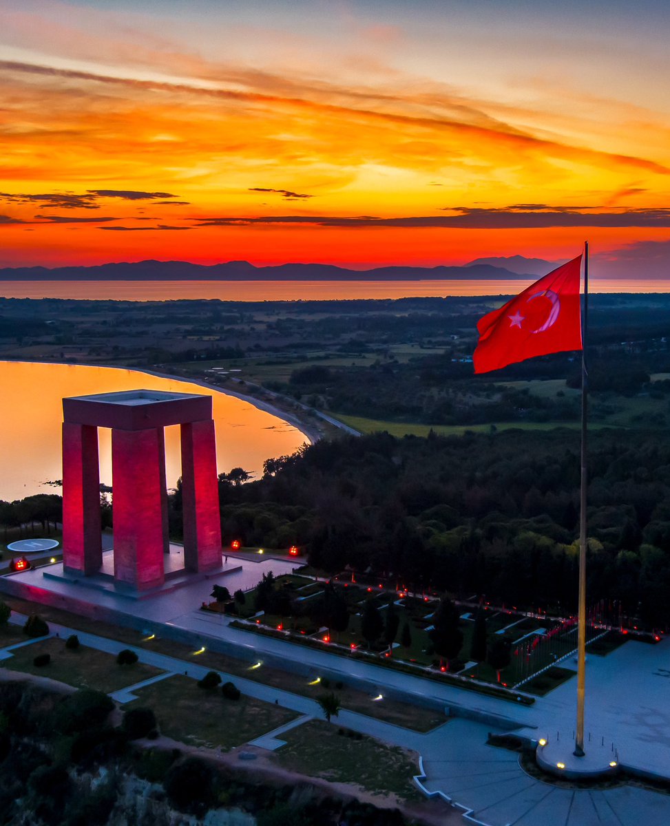 Bir hilal uğruna batan güneşler… 🇹🇷

Çanakkale, sadece bir zafer değil; ecdadımızın fedakarlığını, inancını ve millet olma bilincini simgeleyen bir destandır. Bu topraklar, şehitlerimizin bizlere bıraktığı en büyük emanettir.

Başta Gazi Mustafa Kemal Atatürk olmak üzere, vatan