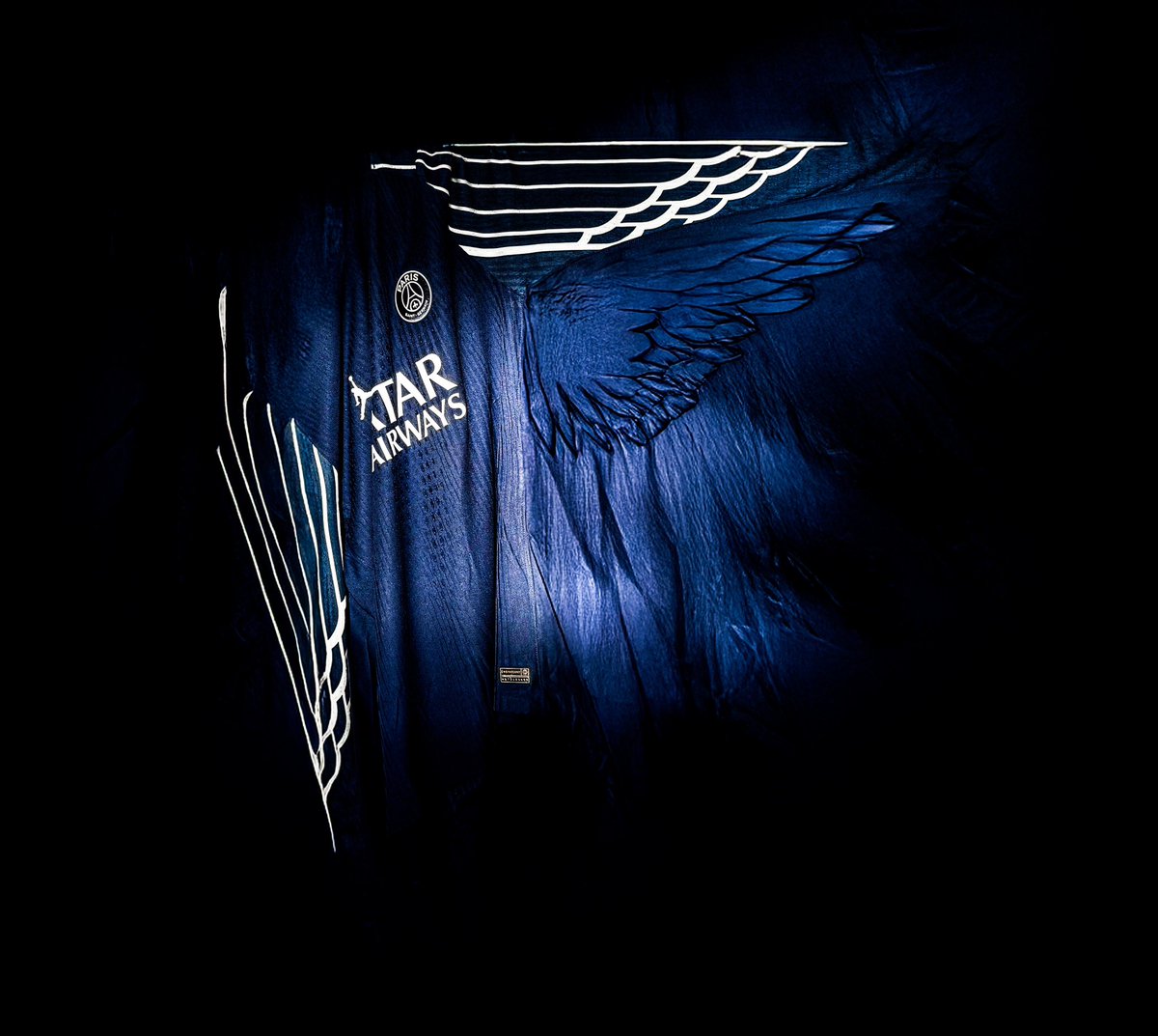 g4ryw4lker's tweet photo. 🪽 TAKE FLIGHT: PARIS
Finally managed to get my hands on the long sleeve Nike ADV PSG x Air Jordan.
📷 Took these shots today to share this beauty with you all. The wing details on deep blue are even more stunning in person.
#PSG #MightyWings #AirJordan @PSG_English https://t.co/weTnTzQuGP