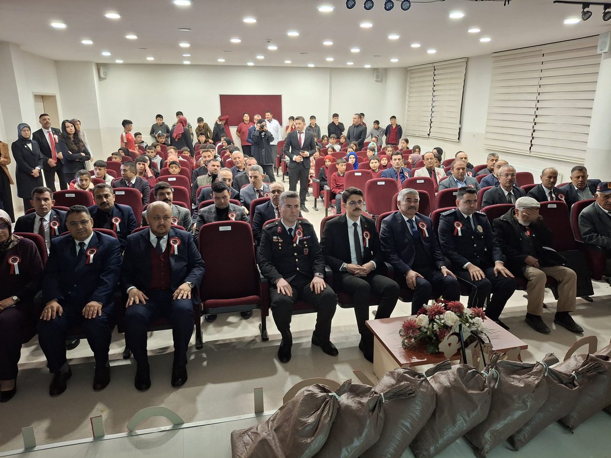 ulasmem's tweet photo. Kaymakamımız Sn. Esad Mücahit ESKİMEZ, Belediye Başkanı Turan İLBEY ve kurum amirlerinin katılımıyla “18 Mart Şehitleri Anma Günü ve Çanakkale Zaferinin 110. Yıl Dönümü” dolayısıyla Ulaş İmam Hatip Lisemizde program düzenlendi.
@tcmeb 
@Yusuf__Tekin 
@valisimsek 
@erdogan_fatih66 https://t.co/8AojpqWLo8