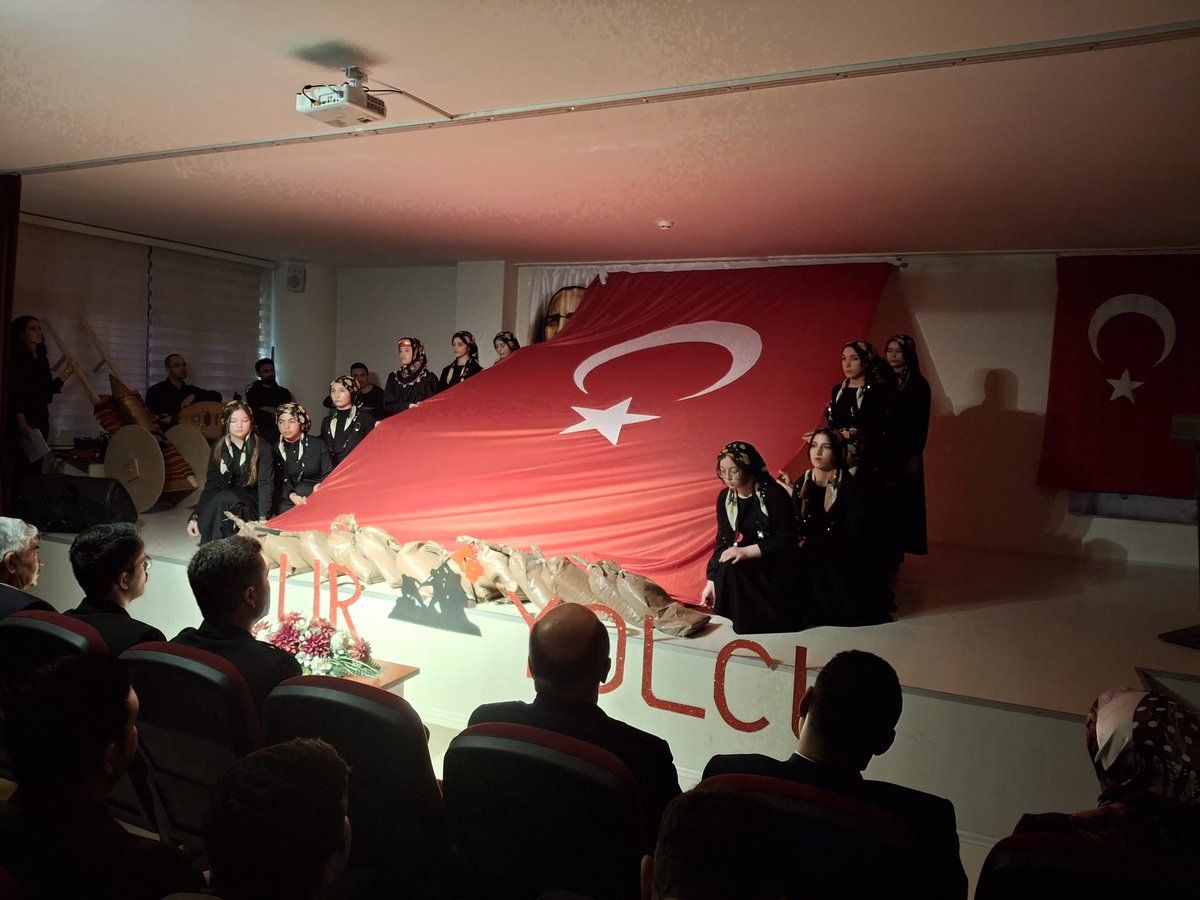 ulasmem's tweet photo. Kaymakamımız Sn. Esad Mücahit ESKİMEZ, Belediye Başkanı Turan İLBEY ve kurum amirlerinin katılımıyla “18 Mart Şehitleri Anma Günü ve Çanakkale Zaferinin 110. Yıl Dönümü” dolayısıyla Ulaş İmam Hatip Lisemizde program düzenlendi.
@tcmeb 
@Yusuf__Tekin 
@valisimsek 
@erdogan_fatih66 https://t.co/8AojpqWLo8