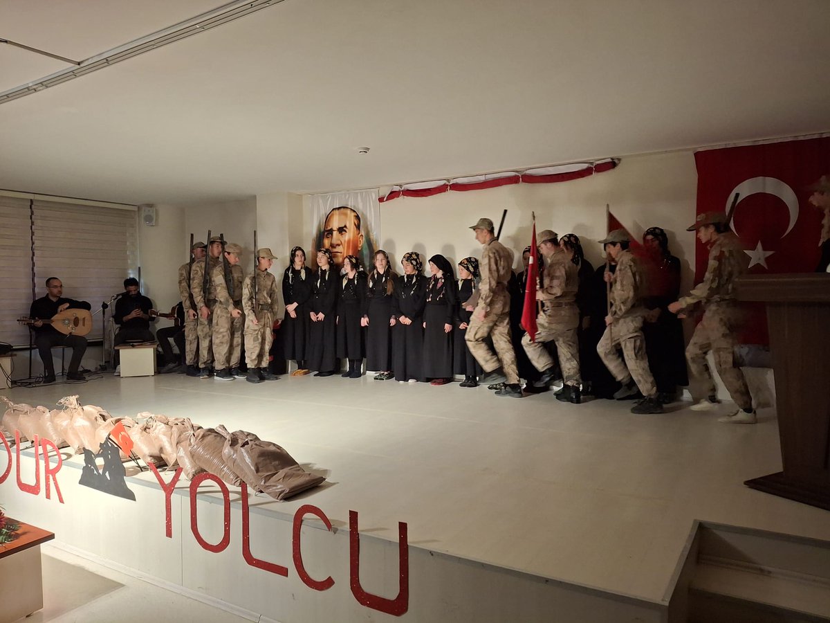 ulasmem's tweet photo. Kaymakamımız Sn. Esad Mücahit ESKİMEZ, Belediye Başkanı Turan İLBEY ve kurum amirlerinin katılımıyla “18 Mart Şehitleri Anma Günü ve Çanakkale Zaferinin 110. Yıl Dönümü” dolayısıyla Ulaş İmam Hatip Lisemizde program düzenlendi.
@tcmeb 
@Yusuf__Tekin 
@valisimsek 
@erdogan_fatih66 https://t.co/8AojpqWLo8