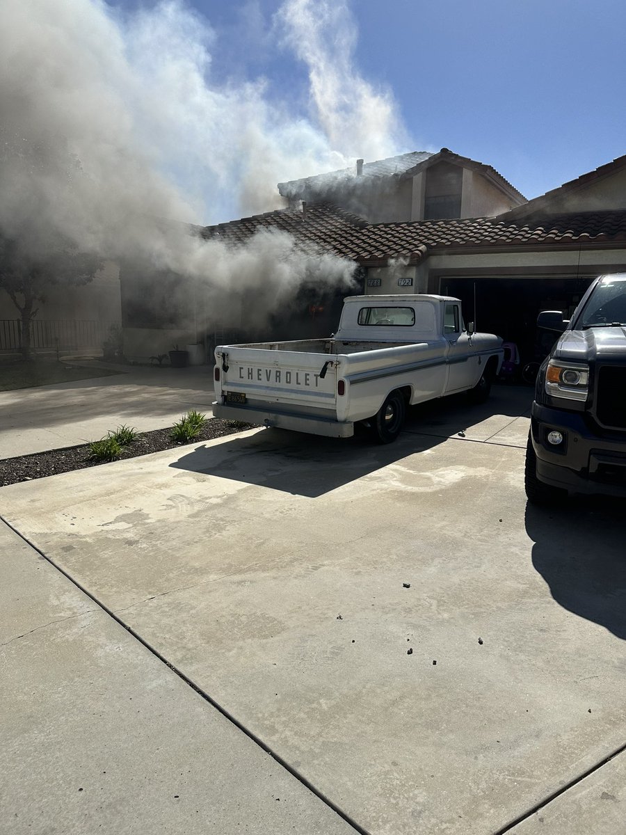 VCFD_PIO's tweet image. #VCFD is on scene of a working structure fire in the 700 Block of Windwillow Way in Wood Ranch. Arriving units discovered a fully involved kitchen fire in a two story duplex. Firefighters made an aggressive attack,  quickly knocking down the fire and limiting further spread it to