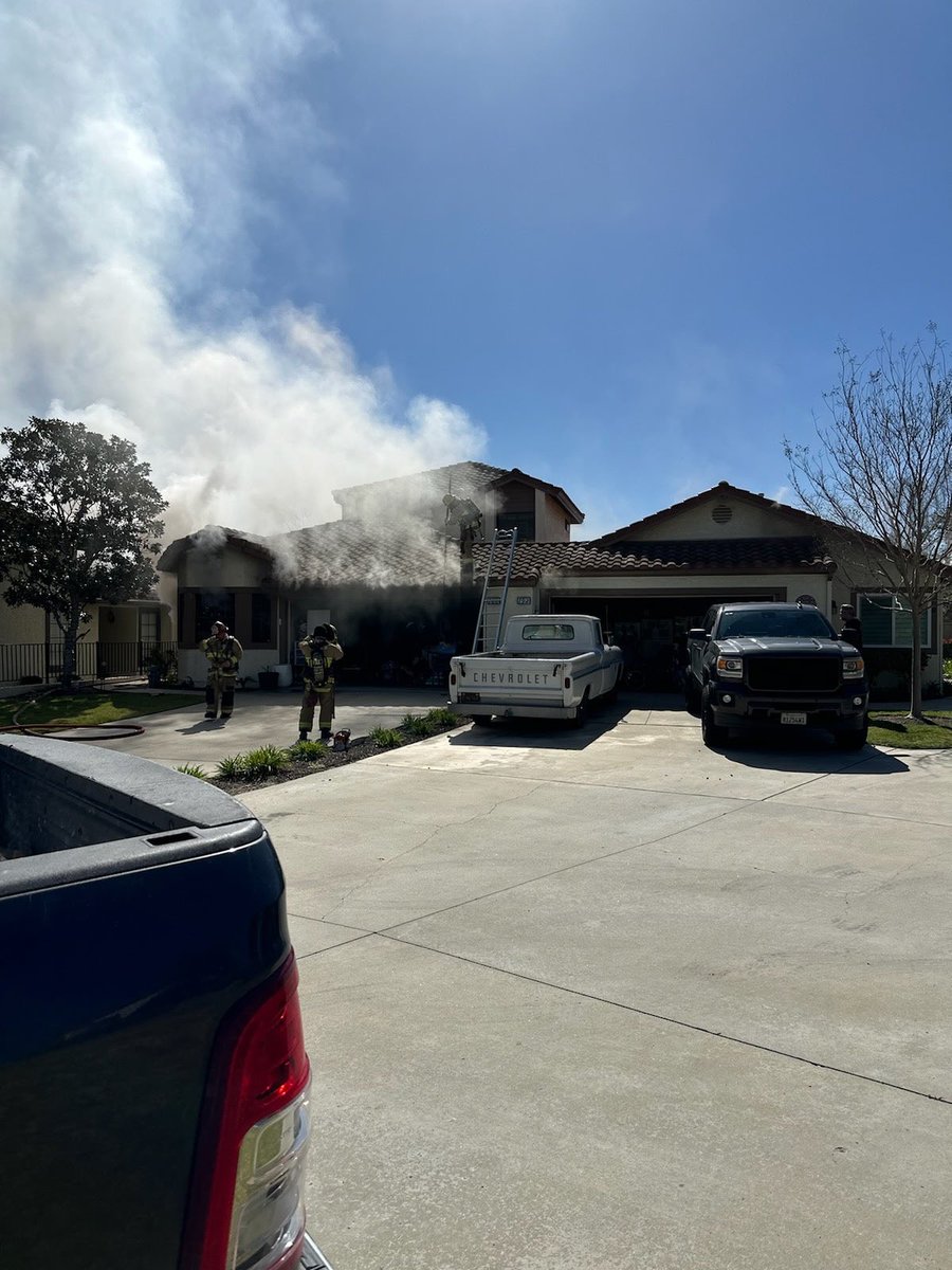 VCFD_PIO's tweet image. #VCFD is on scene of a working structure fire in the 700 Block of Windwillow Way in Wood Ranch. Arriving units discovered a fully involved kitchen fire in a two story duplex. Firefighters made an aggressive attack,  quickly knocking down the fire and limiting further spread it to