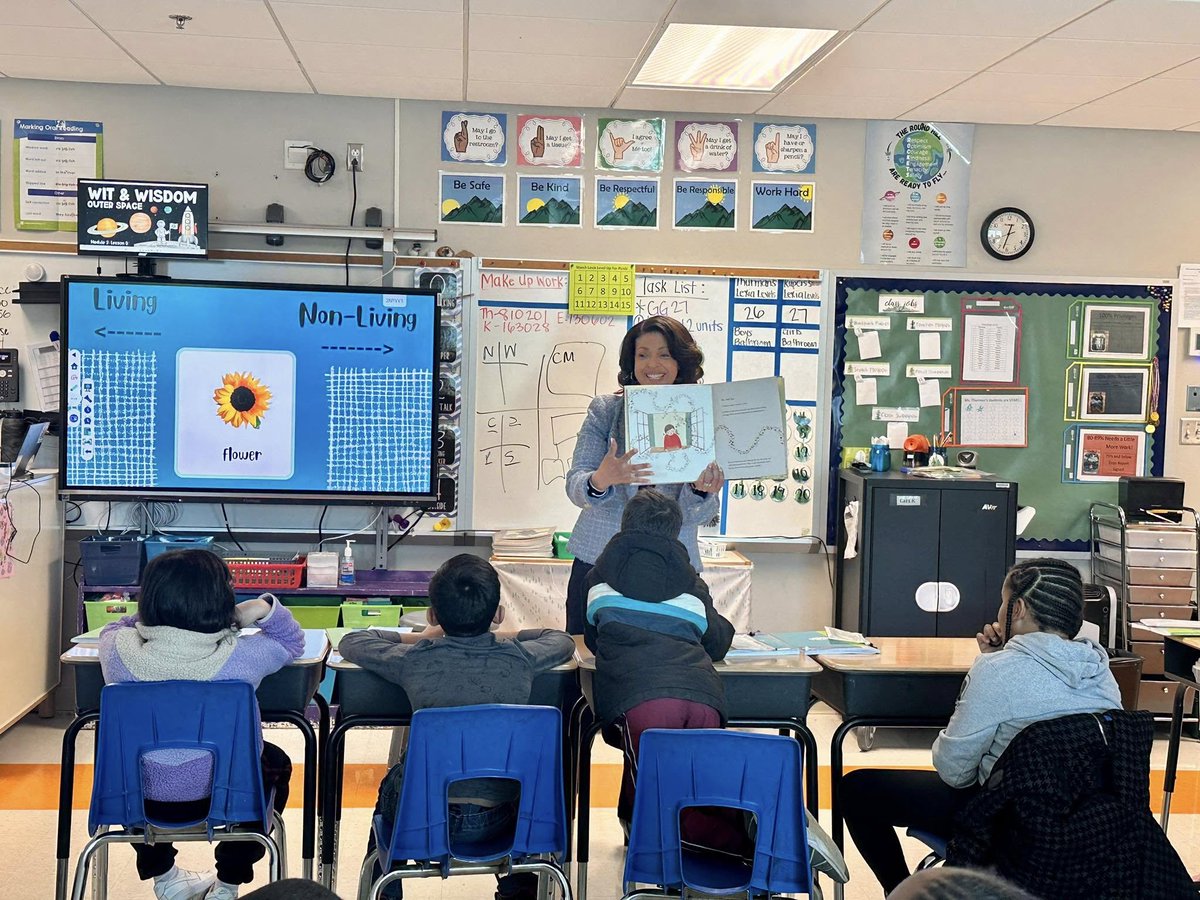 VDOE News (@vdoe_news) on Twitter photo Superintendent White recently stopped by Round Hill Elementary in <a href="/RoanokeSchools/">Roanoke City Public Schools</a> to help students celebrate literacy and Read Across America Week! #EverybodyReadsVA Superintendent White recently stopped by Round Hill Elementary in <a href="/RoanokeSchools/">Roanoke City Public Schools</a> to help students celebrate literacy and Read Across America Week! #EverybodyReadsVA
