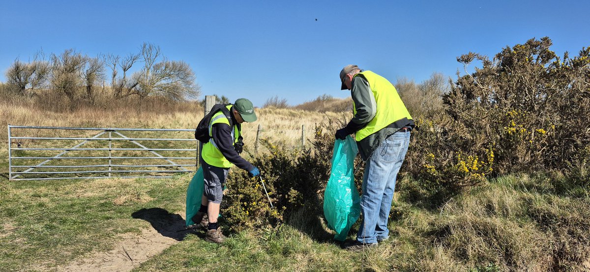 We really have been spoiled with some gorgeous weather over the past few weeks.  Today the team continued on the Wildlife Hedge, weaving in willow to help stabilize the cuttings, and undertook a huge litter pick along GreenLane. Hot drinks and biscuits were greatly appreciated!