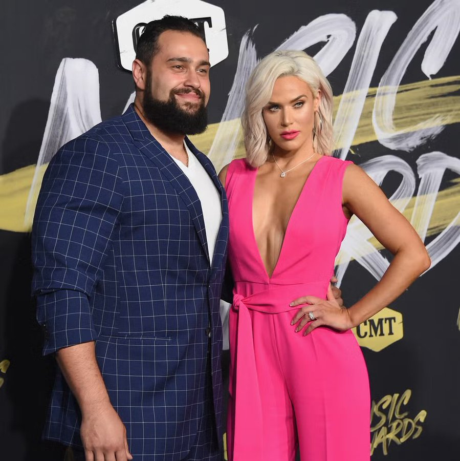 Planeta_Wrest's tweet photo. 💥 CJ Perry (FKA Lana) y Miro (FKA Rusev) han vuelto a estar juntos como pareja después de haber terminado su matrimonio hace más de un año, según le cuentan a @TMZ. ❤️
¡Un regreso inesperado! 😱
#WWE #CJPerry #Miro #Lana #Rusev #LoveIsBack https://t.co/KeFLPL8yDg