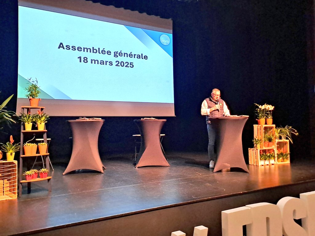 fdsea53's tweet photo. [#Evénement] Ce soir, la @fdsea53 tient son assemblée générale à #Argentré. On démarre avec la partie statutaire : du rapport de la Commission Statuts et Conflits au rapport financier, en passant par le rapport d'activités riche sur l'année 2024. @FRSEA_PDL @FNSEA https://t.co/ZW9xjoH5JM