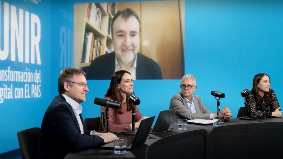 📰💡 ¿Cómo enfrenta el periodismo digital la IA, las fake news y la info masiva? En el #ForoUNIR con <a href="/el_pais/">EL PAÍS</a>, expertos debatieron sobre su transformación.  

🎙️ Con:  
🔹 <a href="/morenobarber/">javier moreno barber</a>, exdirector de El País y dir. del Máster UNIR.  
🔹 Lucía González, subdirectora en El País.