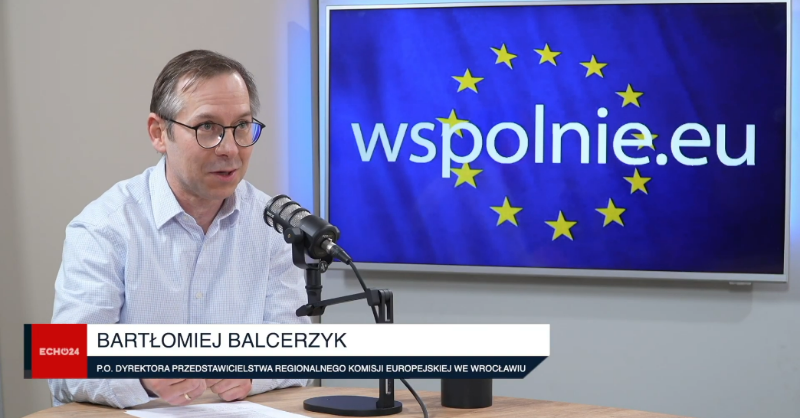 EUinWroclaw's tweet photo. O pierwszych 100 dniach nowej Komisji Europejskiej oraz ogłoszonych w tym czasie inicjatywach w zakresie zwiększenia konkurencyjności Europy oraz zapewnienia bezpieczeństwa opowiada @bartekbalcerzyk, p.o. dyrektora @EUinWroclaw, w rozmowie z @GNiegowski w @TelewizjaEcho24