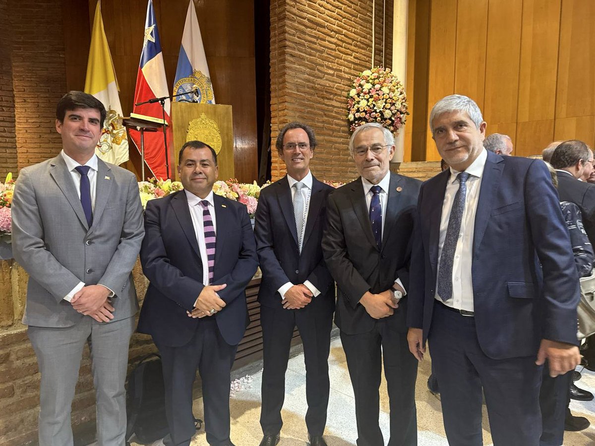 La Comunidad Universitaria desea el mayor éxito al Rector de la Llera en esta nueva etapa, confiando en que Dios lo acompañe en su gestión, durante este camino de liderazgo y servicio a la educación 👏🏼.

#UCSCConcepcion #UC #CambioDeMando