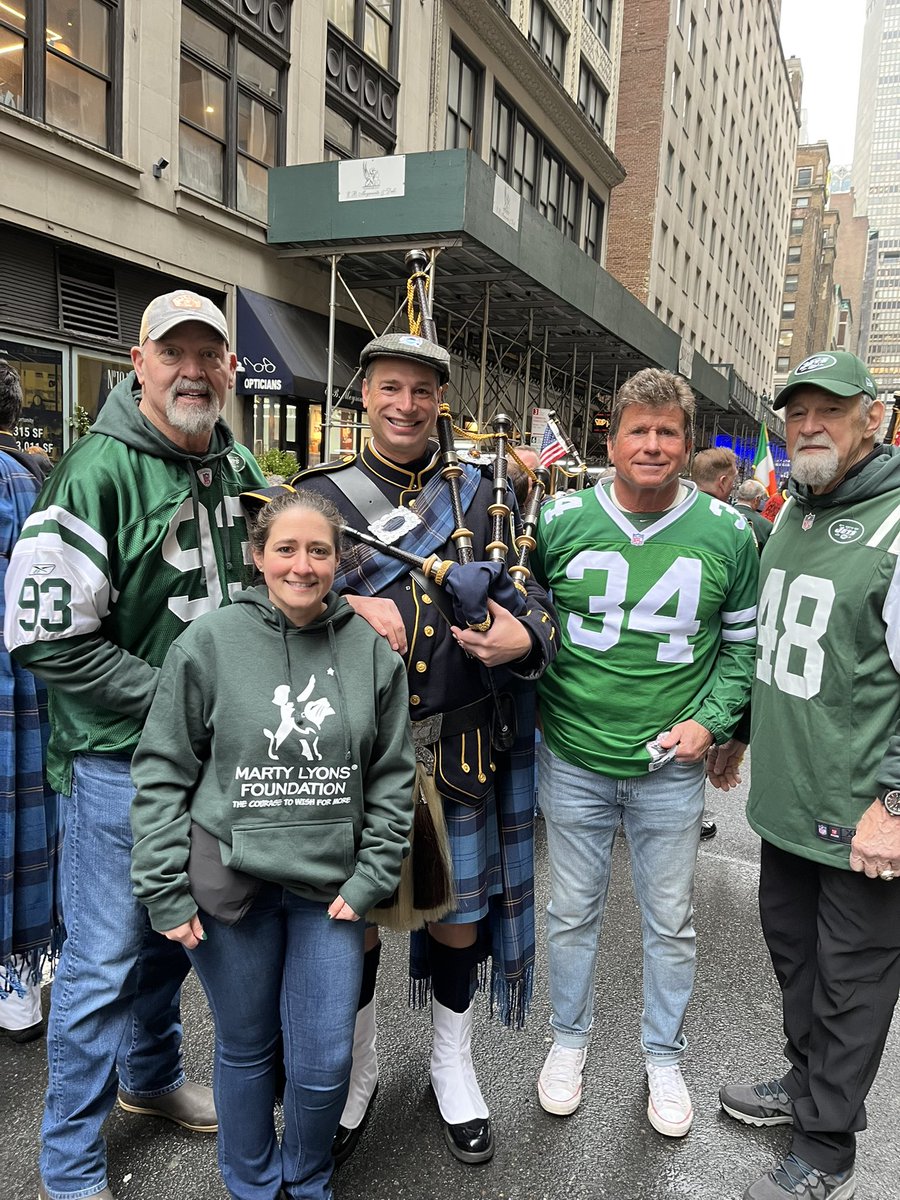 Wax1218's tweet photo. Oh, you know just a typical Monday walking in the St. Patrick’s Day Parade in NYC with the @martylyonsfdn @PANYNJ Emerald Society and legendary @nyjets players ☘️🇮🇪 #stpatricksdayparade … spot me in the video on @NBCNewYork with the double 👋 https://t.co/Pu6XQf1pS9