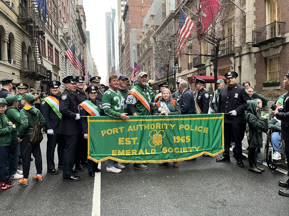 Wax1218's tweet photo. Oh, you know just a typical Monday walking in the St. Patrick’s Day Parade in NYC with the @martylyonsfdn @PANYNJ Emerald Society and legendary @nyjets players ☘️🇮🇪 #stpatricksdayparade … spot me in the video on @NBCNewYork with the double 👋 https://t.co/Pu6XQf1pS9