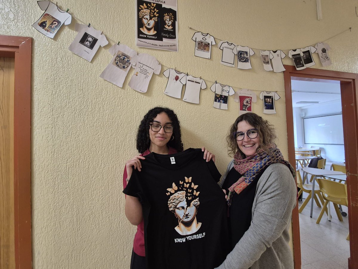 NAZARETSANBLAS's tweet photo. Los alumnos de Filosofía de #4ºESO han diseñado una camiseta  con un mensaje filosófico que fomente la reflexión y el cuestionamiento. Nataly Ortiz, ha obtenido el primer premio por su trabajo “Conócete a ti mismo”. ¡Enhorabuena y a lucir la camiseta un día a la semana! https://t.co/0vQ0GJqUto