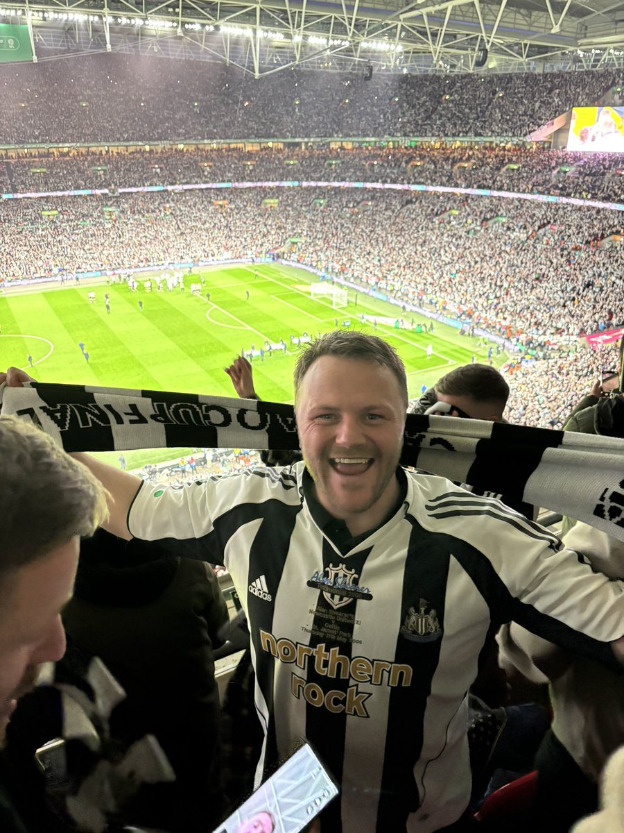 geordiehors1's tweet image. My dad passed away less than 3 yrs ago aged 59!
He never saw us win a domestic cup … on Sun I wore his @alanshearer shirt, I was part of the flag display, on the pitch the day we won a major cup!
Thank you @NUFC, thank you Eddie Howe, thank you BDB - RIP dad
#nufc #CarabaoCup