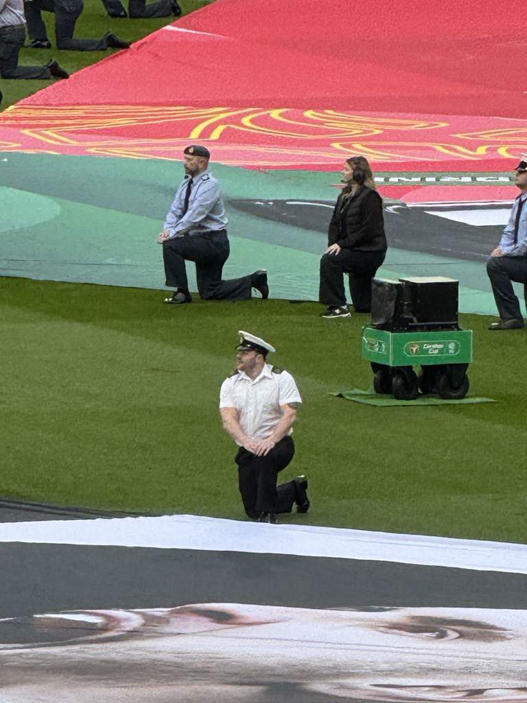geordiehors1's tweet image. My dad passed away less than 3 yrs ago aged 59!
He never saw us win a domestic cup … on Sun I wore his @alanshearer shirt, I was part of the flag display, on the pitch the day we won a major cup!
Thank you @NUFC, thank you Eddie Howe, thank you BDB - RIP dad
#nufc #CarabaoCup