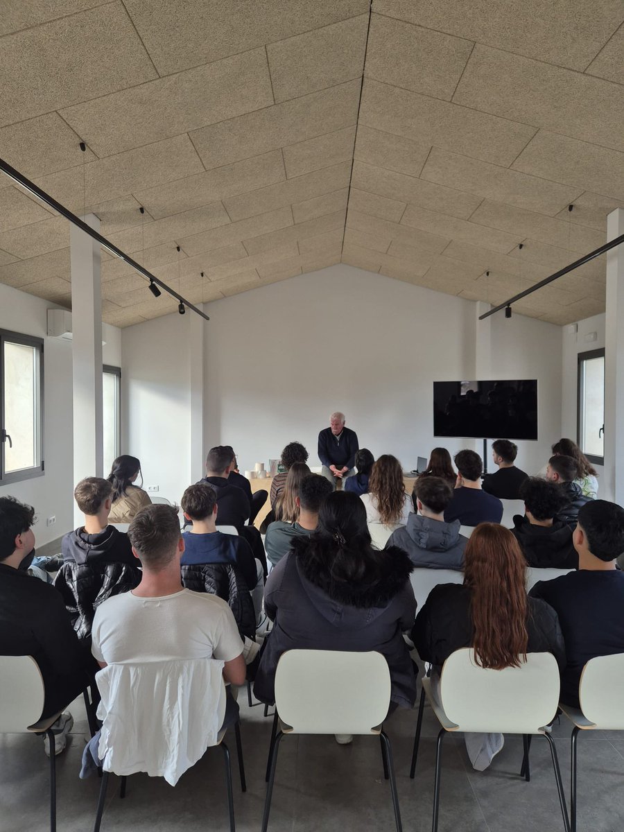 Avui xerrada als alumnes de cicle superior de logística de l’Institut Cendrassos de Figueres. M’encanta quan els joves em demanen que els parli de geopolítica, de mercats internacionals, de logística i de sostenibilitat. Els de cicle superior ja veuen el món real
