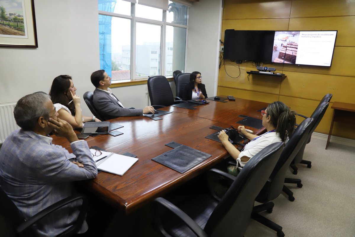 Hoy recibimos a Silvia Jaramillo, directora regional del <a href="/INE_Chile/">INE Chile</a>, junto a las autoridades de nuestra Facultad de Arquitectura, Construcción y Medio Ambiente. Un encuentro clave para conocer el cronograma de los resultados del #Censo 2024. #Temuco #Araucanía