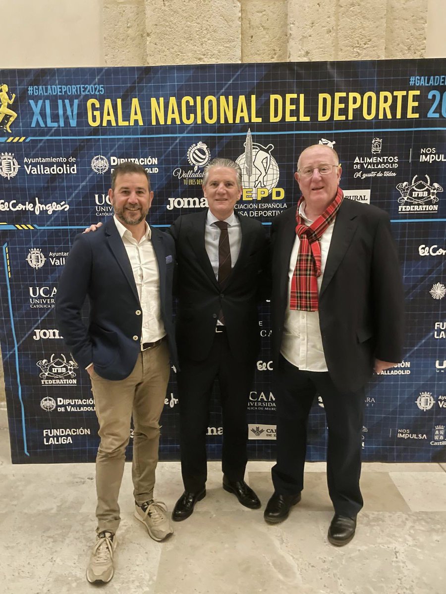 La AEPD Valencia, presente en la XLIV #GalaDeporte2025 con nuestro presidente Alberto Gil y nuestros directivos Juanan Pardo y Alfonso Gil.
