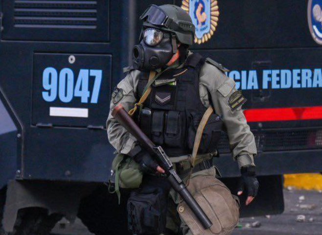 tenientegalatoz's tweet photo. #Tenembaum
Para mí, eh, para mí,
el de la imagen es un servidor público que cumplía la honrosa tarea de preservar el orden ante el aluvión violento de quienes JAMÁS SE PREOCUPARON POR LOS JUBILADOS. https://t.co/a6HVsCezWK