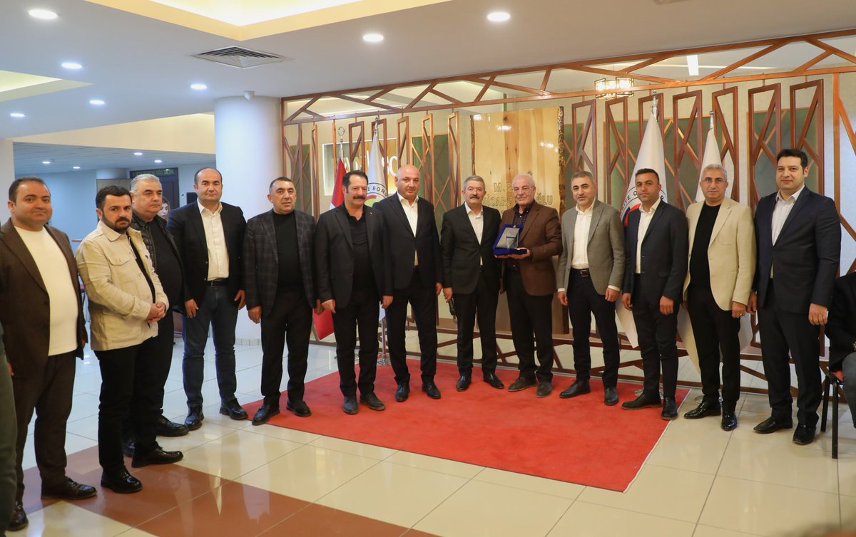 Van Ticaret ve Sanayi Odası (@vantsokurumsal) on Twitter photo Önceki dönem Yönetim Kurulu ve Meclis Üyelerimize; Odamızdaki görev süreleri boyunca İlimizin ekonomik, sosyal ve kültürel kalkınmasına sundukları katkılardan dolayı teşekkür plaketi takdim edildi.
<a href="/NecdetTakva/">Necdet Takva</a> <a href="/Turan__Avci/">Turan Avcı</a> <a href="/fevzi_celiktas/">Fevzi ÇELİKTAŞ</a> <a href="/Mehmetdegerr/">Mehmet Deger</a> <a href="/BalandiSerdar/">Serdar BALANDİ</a> Önceki dönem Yönetim Kurulu ve Meclis Üyelerimize; Odamızdaki görev süreleri boyunca İlimizin ekonomik, sosyal ve kültürel kalkınmasına sundukları katkılardan dolayı teşekkür plaketi takdim edildi.
<a href="/NecdetTakva/">Necdet Takva</a> <a href="/Turan__Avci/">Turan Avcı</a> <a href="/fevzi_celiktas/">Fevzi ÇELİKTAŞ</a> <a href="/Mehmetdegerr/">Mehmet Deger</a> <a href="/BalandiSerdar/">Serdar BALANDİ</a>
