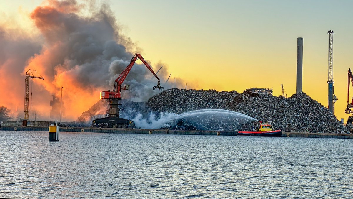 Brand in metaalschroot bij bedrijf aan Vlothavenweg in Amsterdam