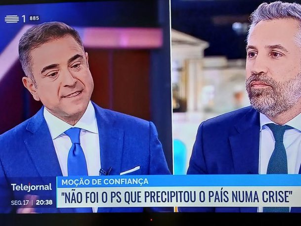 Mais um combate vergonhoso do Adelino transvestido de entrevista. Sabemos que o ataque é de propósito <a href="/RTPNoticias/">RTP Notícias</a> <a href="/rtppt/">RTP</a> <a href="/RTP1/">RTP1</a> que falta de ética vergonhosa! Nem educação nem profissionalismo! Uma vergonha!