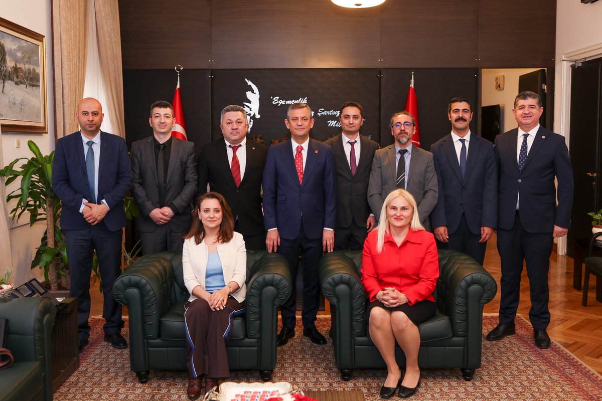 MuhendisTekSen's tweet photo. CHP Genel Başkanı Sayın @eczozgurozel'i TBMM’de makamında ziyaret ettik.

Kendisine mühendisler ve teknik hizmet çalışanları adına yaşadığımız tüm sorunlarımızı, geleceğe dair beklentilerimizi dile getirdik.

Genel Başkanımıza hoş sohbeti ve misafirperverliği için teşekkür ediyoruz.

Haklarımız için bıkıp usanmadan bize katkı sunacak herkesle görüşmelerimizi sürdüreceğiz.

@MTanal 
@Mv_CavitAri
@MuhTekBayindir
@MuhTekTrmOrmn
@MuhTekBuro
@MuhTekSenSagSos
@MuhTekUlastirma
@MuhTekYerelYntm
@muhteksenkultur
#MuhendisTekSen