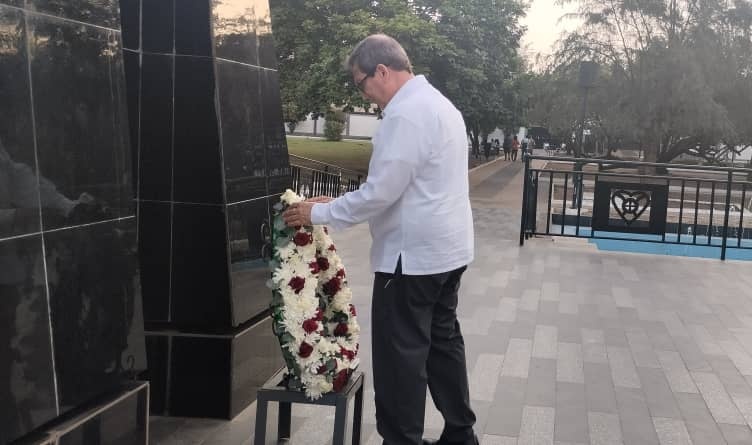 Coloqué ofrenda floral en Mausoleo a Kwame Nkrumah en Accra, #Ghana, en homenaje al primer Presidente de ese país, uno de sus padres fundadores y gran promotor de la unidad africana.

Nkrumah fue el primer líder africano que se entrevistó con el Comandante en Jefe Fidel Castro.