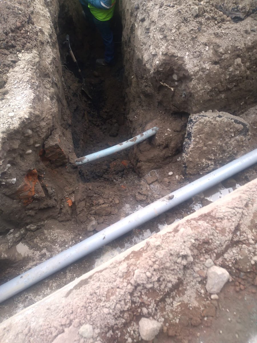 geovy_c's tweet photo. Su ayuda URGENTE Sr. ALCALDE. @pabelml @aguadequito @comunidadquito @teleamazonasec @Sciudadanosuio @TumbacoI @TumbacoGAD @GADPichincha 
En Tumbaco, en la Calle Joaquín Castro, Barrio Tolagasí, la matriz del Alcantarillado han dejado tapando, nunca lo cambiaron y colapsó. Y encima más pagamos el Alcantarillado que nunca tuvimos.  
Se reporta el daño vienen trabajadores de Emapp, se dan cuenta de la magnitud del problema, dejan un socabón sin tapar y por orden del Ing. David Veloz(Jefe de Unidad Centro), abandandonan la obra y les destina ir a otro lugar.
Llamé al Señor Veloz y dice lo siento siga botando sus desechos a la tierra…Qué clase de profesionales sin conciencia sanitaria tiene la Emapp.? 

@pabelml @aguadequito @comunidadquito @teleamazonasec @Sciudadanosuio @TumbacoI @TumbacoGAD @GADPichincha @Salud_Ec 

#salubridad #enfermedades #roedores #ratas