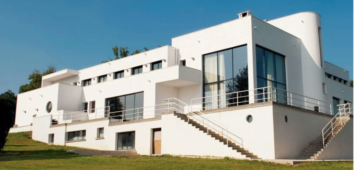 Dans les Yvelines, les villas Savoye à Poissy, œuvre de #LeCorbusier et Poiret de #MalletStevens, sont des exemples emblématiques des maisons blanches à l'architecture avant-gardiste, dites « villas puristes ». 
La villa Poiret est actuellement en vente : urlr.me/Ny49Bk