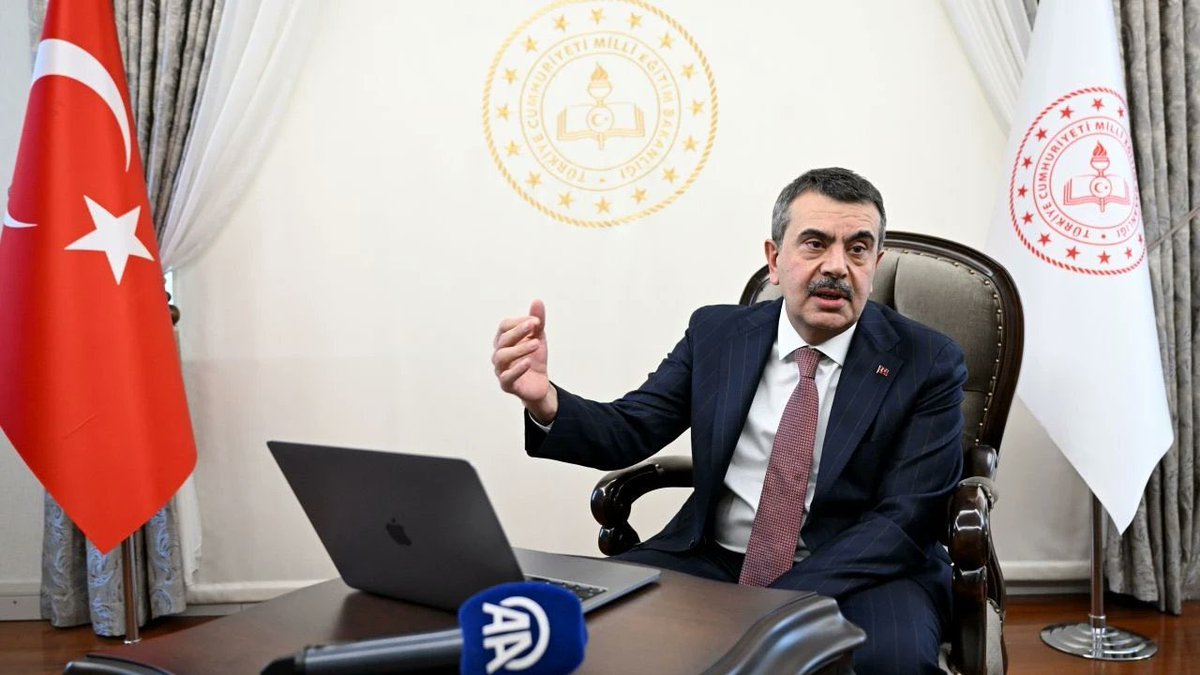 Bakanlık olarak, farklılıklarımızı bir zenginlik olarak gören bir eğitim anlayışını benimsiyor ve hayata geçirdiğimiz Türkiye Yüzyılı Maarif Modeli ile tüm öğrencilerimizi kucaklayan eğitim sistemimizi daha da güçlendiriyoruz.  

<a href="/Yusuf__Tekin/">Yusuf Tekin</a> 
<a href="/tcmeb/">Millî Eğitim Bakanlığı</a>