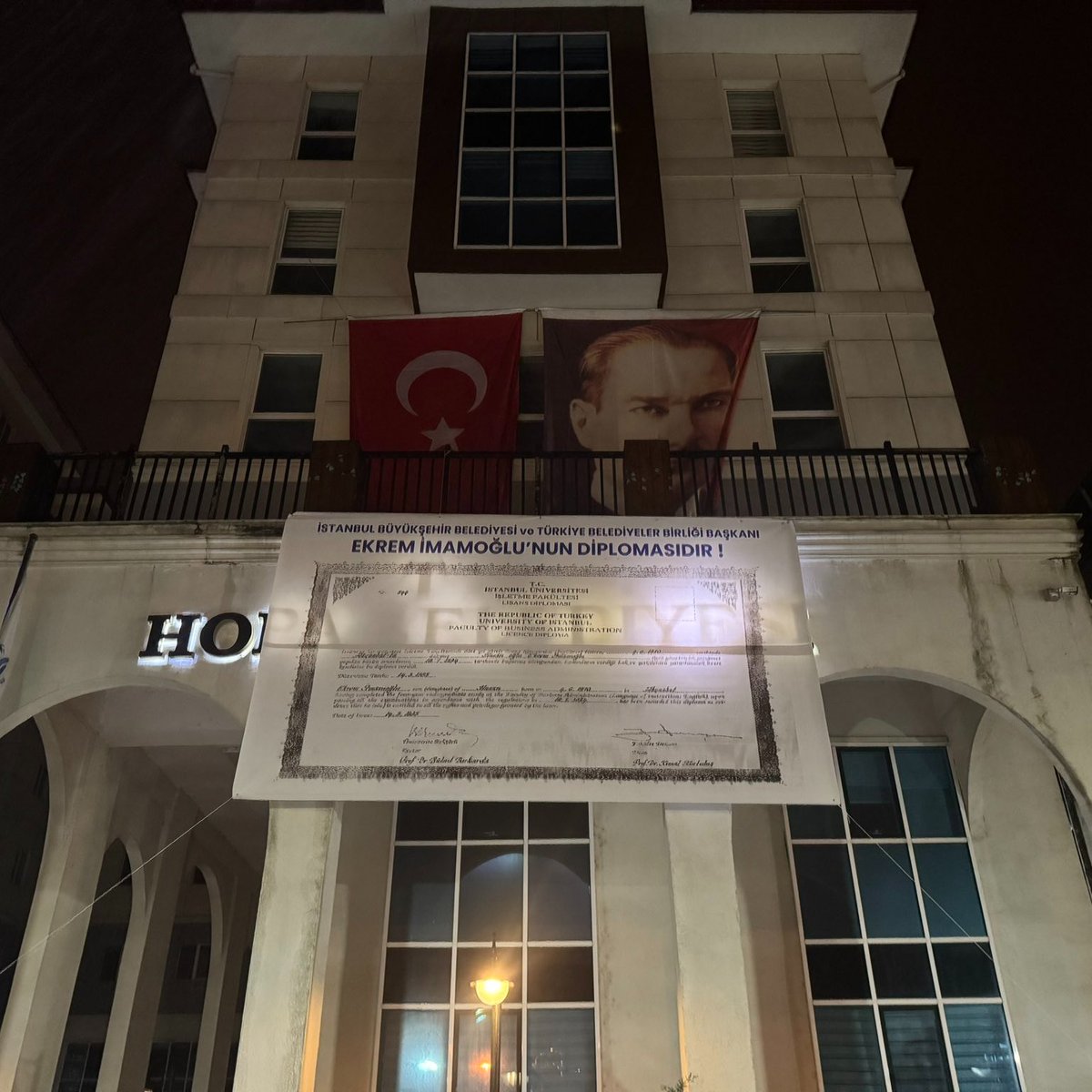 Artvin Hopa Belediyesi, Ekrem İmamoğlu'nun diplomasını belediye binasına astı.