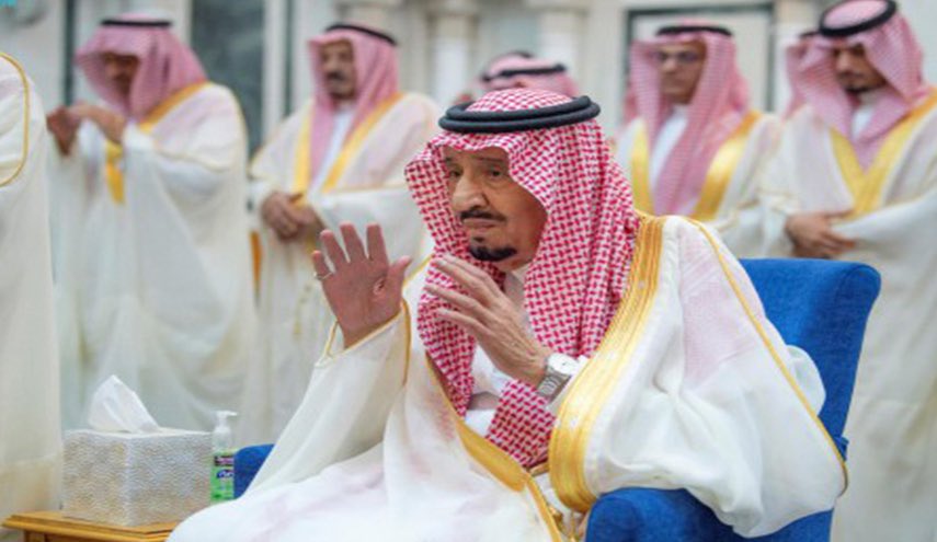 الملك الخرف سلمان
يصلي لله من جلوس 
ويرقص لترامب وقوفا