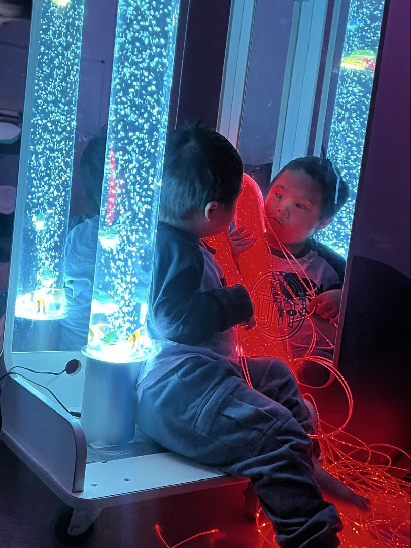🌌💫 The Snoezelen room—a space where lights, colors, and sounds create a sense of calm and comfort. When the world feels overwhelming, this is where the noise fades away, and I can truly tune in to myself.
