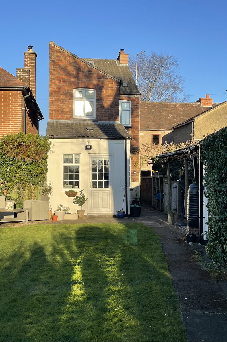 Sarie1108's tweet photo. Beautiful afternoon in the garden, spring is really starting to happen. #thringstone https://t.co/WIM3zFBNZ9