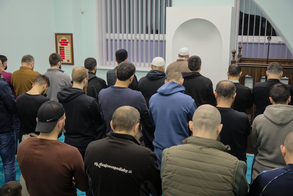 تقيم جمعية مسلمي أوكرانيا إفطارات يومية خلال شهر رمضان المبارك. كل يوم، يجتمع الإخوة والأخوات معًا في إفطار مشترك وصلاة جماعية التراويح.

بحمد الله, كل يوم قبل الإفطار، يتم إلقاء الدروس والمحاضرات.