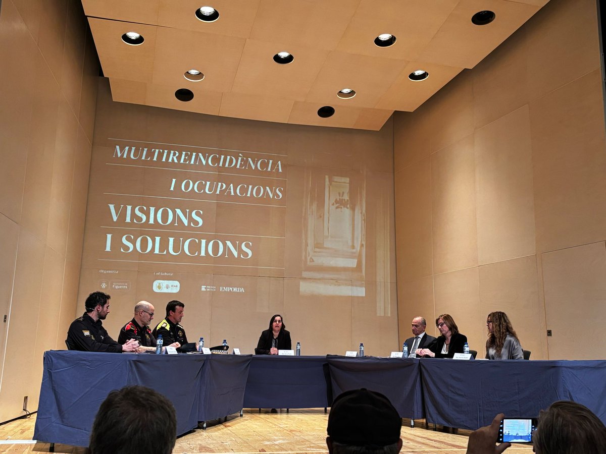 JesusFamilex's tweet photo. 📸 Interesante mesa redonda en Figueres para debatir sobre la problemática de la multirreincidencia y las ocupaciones delincuenciales.  

He compartido debate con Maria Hilari, decana del @icafigueres; Lina Müller, fiscal; Antonia Godia, magistrada; Lluís Lupiáñez, representante de @gu_figueres; José C. González, representante de @policianacional; y Jordi Puig, representante de @mossos.  

Presentación a cargo del alcalde de Figueres @jordimasquef y moderación de la periodista @punsix.