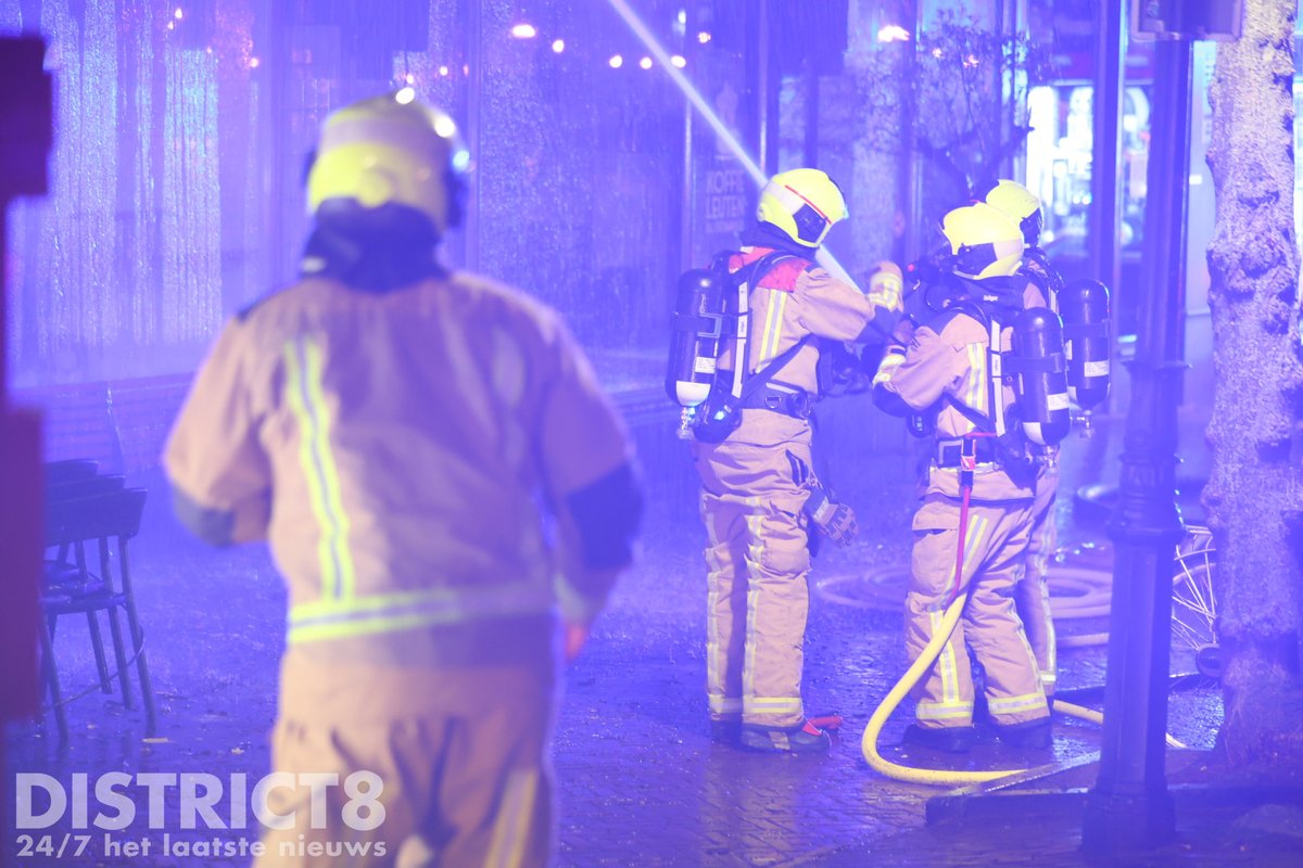 RedactieD8's tweet photo. Meerdere ambulances staan stand-by. De brandweer is nog steeds druk bezig met het blussen van de brand, er is nog veel rookontwikkeling zichtbaar. #ZeerGroteBrand #Nieuwstraat #Delft https://t.co/ReN3kUdcrq