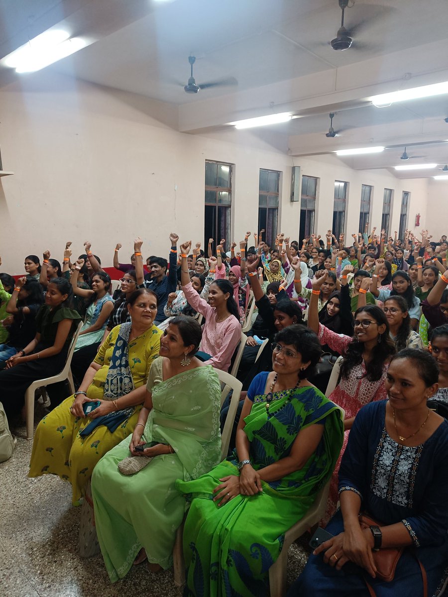 IMCLWSafeMumbai's tweet photo. Empowering Generations Against Cyber Threats 

IMC Ladies' Wing's Aamchi Mumbai Safe Mumbai Committee and Udayan Care Foundation joined Forces with Mumbai Police for an informative Cyber Crime Session for students and their parents. https://t.co/POIA1Yi6KM