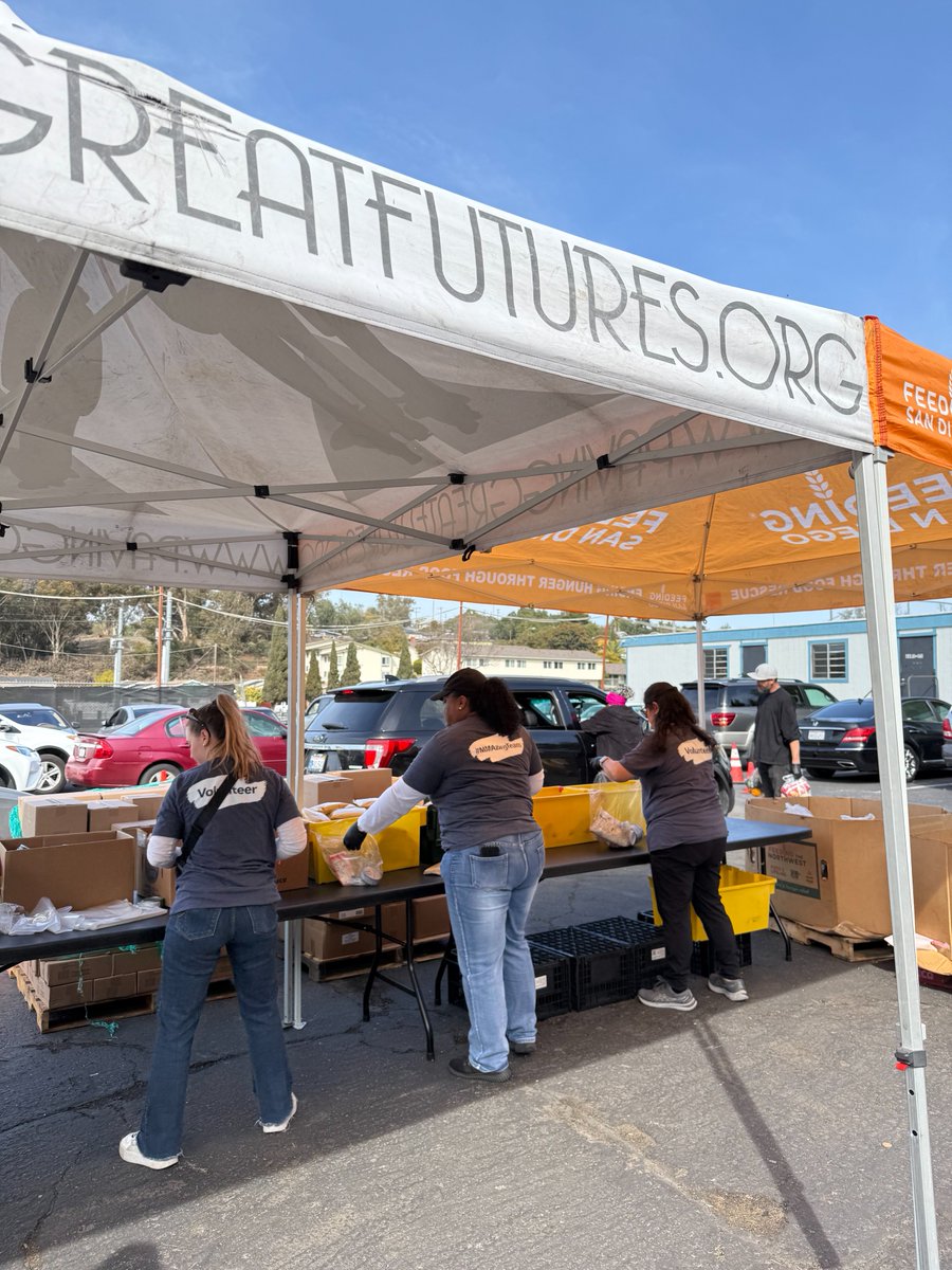 Last month, our #MarshMMA San Diego team had the incredible opportunity to volunteer with @iambkcdc each week! Colleagues packed bags full of non-perishables and fresh vegetables for those in need and also participated in the distribution. #CommunityService #GivingBack #Teamwork