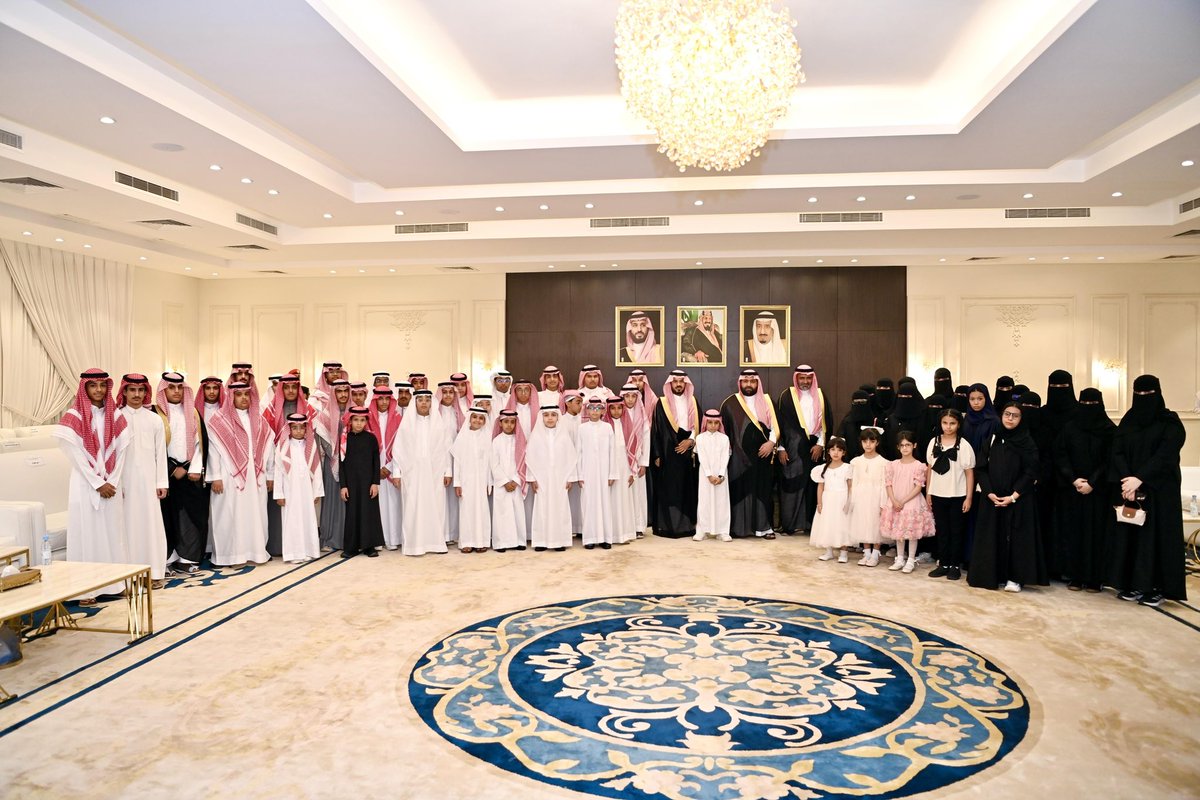 سمو نائب أمير منطقة جازان 
#محمد_بن_عبدالعزيز 
يكرم الطلبة الفائزون بجائزة "منافس" 2024م. 
جرى ذلك خلال استقبال سموه لمدير عام #تعليم_جازان الأستاذ ملهي عقدي، يرافقه الطلبة الفائزين.