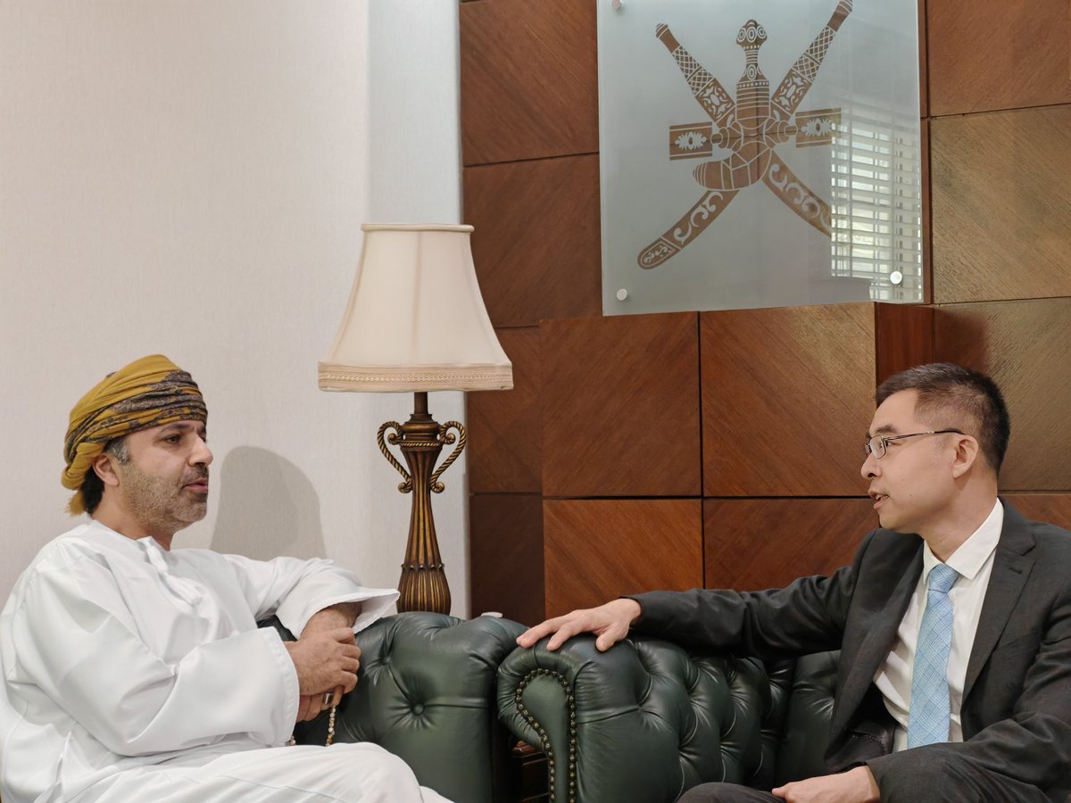 زار القنصل العام بالنيابة السيد تشانغ ويكانغ القنصلية العامة لسلطنة عمان بجدة<a href="/OmanConsulateJE/">قنصلية سلطنة عُمان -جدة |OMAN CONSULATE JEDDAH</a> اليوم، وخلال اللقاء  الودي مع سعادة القنصل العام العماني سالم بن محمد البوسعيدي تبادل الجانبان الموضوعات ذات الاهتمام المشترك.