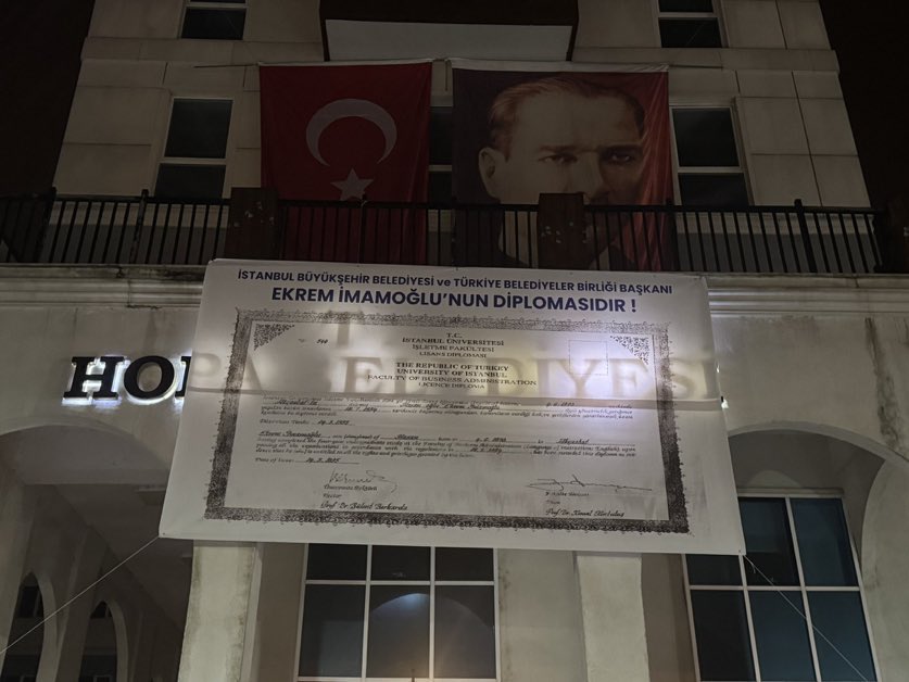 ekremistpala's tweet photo. hopa belediyesi, ekrem imamoğlu’nun diplomasını belediye binasına astı. https://t.co/9AcFLizRwx