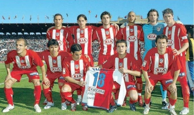 JUAN VALERA se rompió en marzo de 2007 el cruzado anterior y tardó 7 meses en reaparecer. El 18.3 los jugadores del Atleti le mostraron su apoyo en La Romareda #11ATM: Eller, Ze Castro, Seitaridis, Luccin, Leo Franco, Torres, Pernía, Agüero, Jurado, Gabi y Galletti
#TalDiaComoHoy