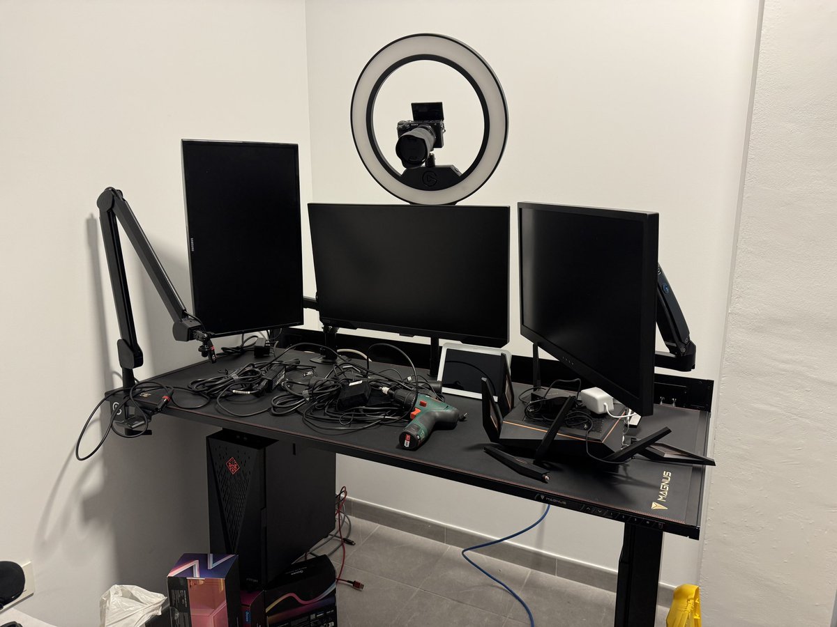 Ahora sí que está montada, a falta de detalles. Esto va teniendo color señores, a ver si los de <a href="/secretlabchairs/">Secretlab</a> me aceptan esta foto después de 8 meses para mandarme mi regalo de las narices! #Secretlab #setup