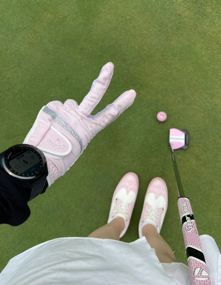 This pair of pink leather shoes from Gfore is very comfortable to wear. I bought it just for taking pictures and didn't have high expectations.
#UnitedStates #golf #NewYork